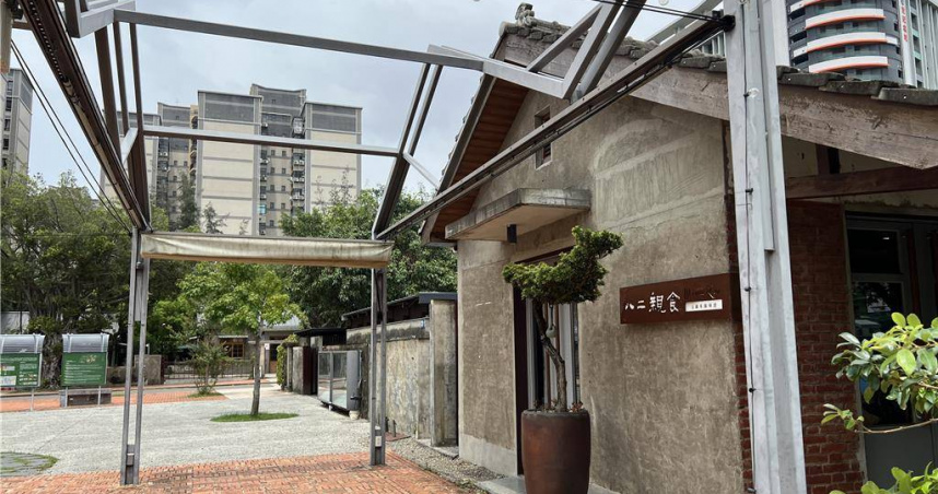 新竹市政府委託經營將軍村園區，但遭審計室點出，園區多棟歷史建物轉租餐館業、飲料店業經營，與原規畫目標不符。（圖／王惠慧攝）