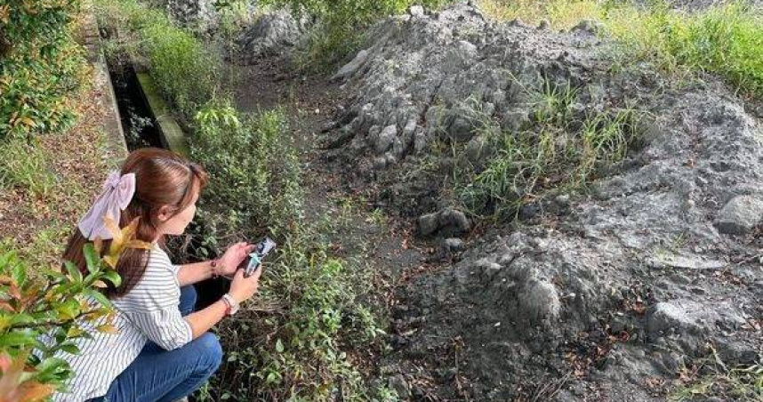 夜半黑網大車傾倒廢棄。（圖 ／翻攝畫面）
