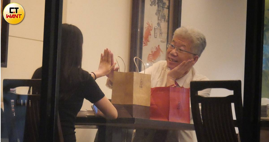 精神科名醫李光輝先前曾被本刊拍到其與女客戶交談甚歡，如今卻即將入獄。（圖／本刊資料照）