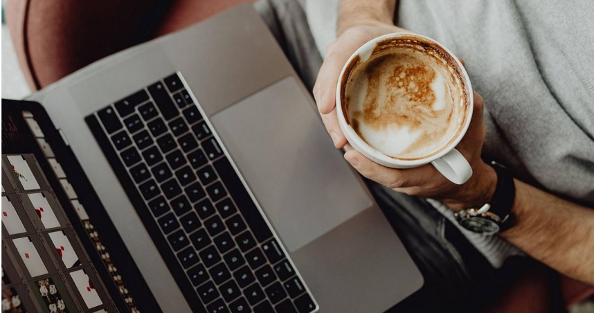 英國杜倫郡警察局揭露，一名獲准每週在家工作2天的「高危害調查小組」警探，利用卡住鍵盤使得電腦無法進入休眠模式的方式，偽裝自己在家工作。此舉遭認定犯下嚴重不當行為，他最終被革職並列入警務人員黑名單，終生禁止從事任何警務工作。（示意圖／翻攝pixabay）