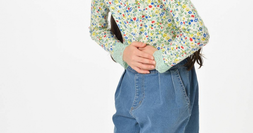 大陸福建一名女童腹痛3年，就醫檢查竟發現胃裡有一團毛髮。（示意圖／翻攝自photoAC）