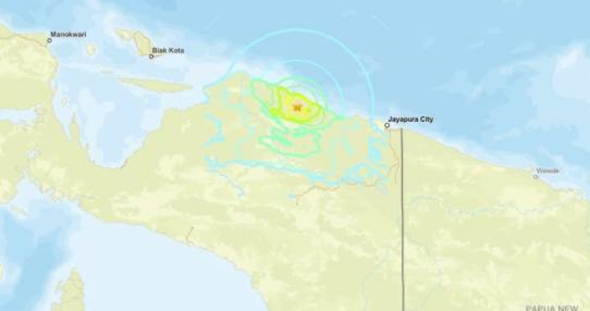 印尼巴布亞省於10月16日發生規模6.7地震，震央位於阿貝普拉（Abepura）東南方約200公里處，震源深度70公里。（圖／翻攝自USGS）