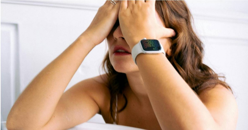 新竹1名大學女畢業生，疑因找工作壓力大，加上長期熬夜看手機，某天早上突然單側耳朵聽不到、耳鳴、耳悶伴隨暈眩，就診後發現是「耳中風」。（示意圖／翻攝自pexels）