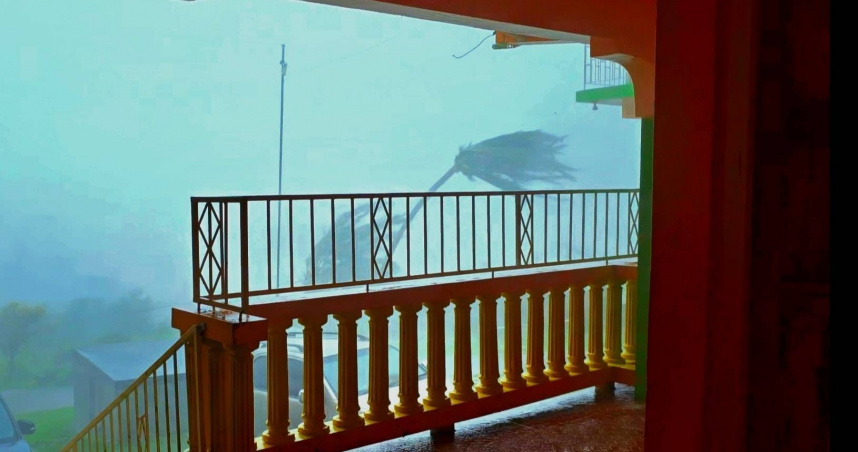 美國知名「追風人」喬許莫格曼（Josh Morgerman）此次在牙買加追風，身處聖伊麗莎白教區時遭颶風眼牆正面襲擊一度失聯。（圖／翻攝自臉書「Josh Morgerman」）