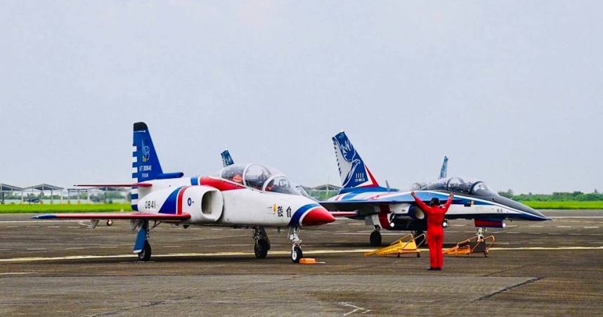 一架勇鷹號高教機今（7日）在台東志航基地降落後滑出停機區，所幸機組員平安，僅機體輕微受損。 (圖／翻攝自中華民國空軍臉書)