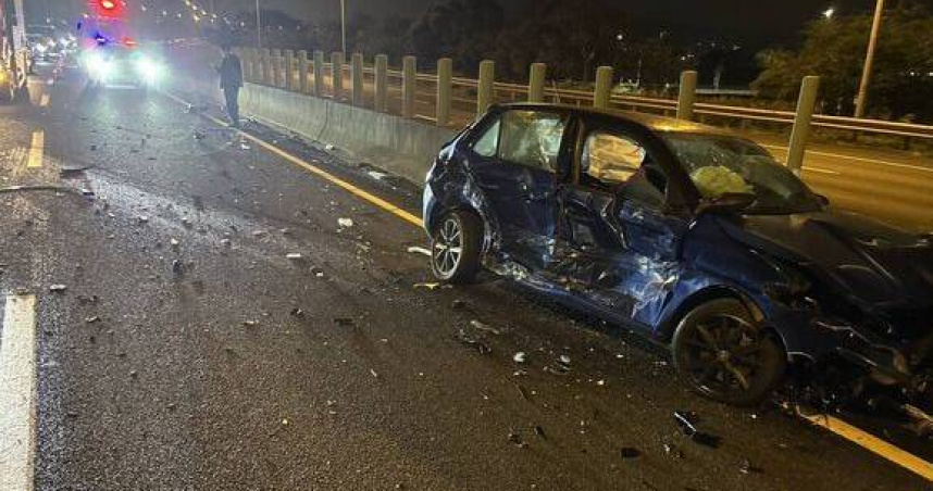 不明車掉金屬碎片17輛車踩雷4人受傷。（圖 ／翻攝畫面）