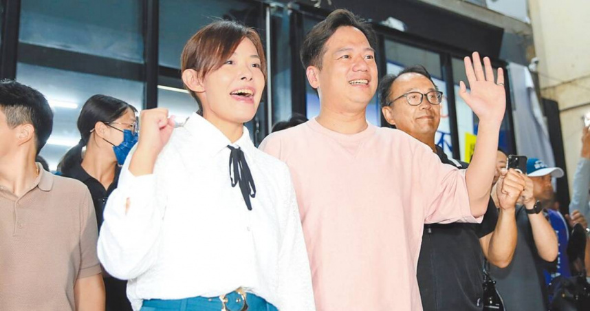 新竹市長高虹安（前排左）涉案被停職，由前立委邱臣遠（前排右）代理新竹市長。高案二審將於12月16日宣判。（圖／本報資料照片）