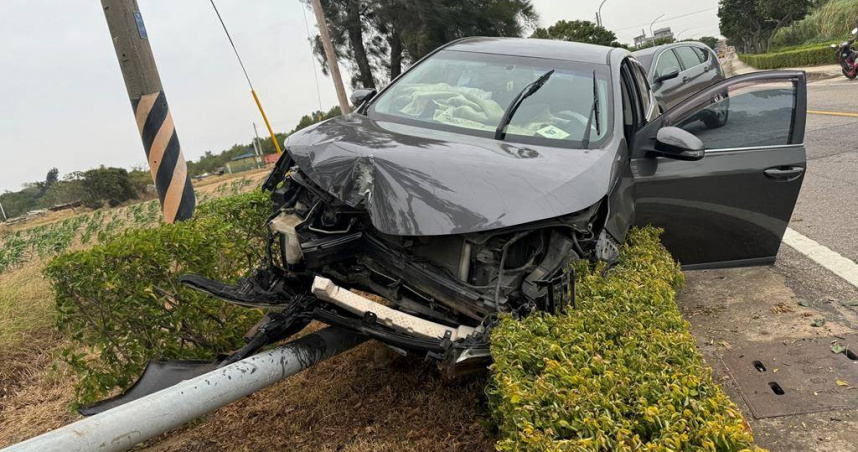轎車突失控「直接把路燈撞倒」，駕駛疑身體不適送醫急救。（圖 ／翻攝畫面）
