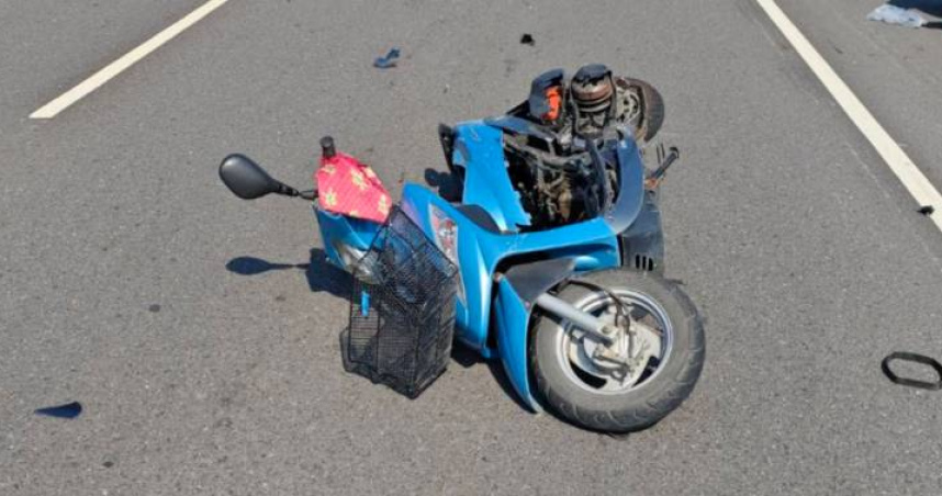 機車連環碰撞釀死傷，女騎士當場倒地不治。（圖 ／翻攝畫面）