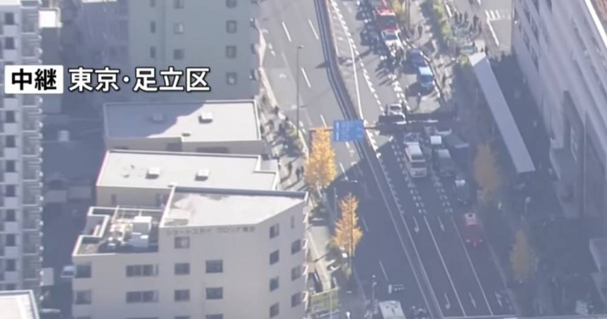 日本東京足立區梅島今（24）日中午驚傳一起轎車衝上人行道撞人的事故，肇事男駕駛棄車逃逸，警方正在追緝中。（圖／翻攝自YouTube／TBS NEWS DIG Powered by JNN）