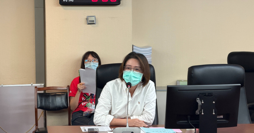 台北市議員林延鳳25日指出，可進一步研議開放連鎖KTV使用敬老卡，提供長輩唱歌紓壓及社交的管道。（圖／林延鳳辦公室提供）