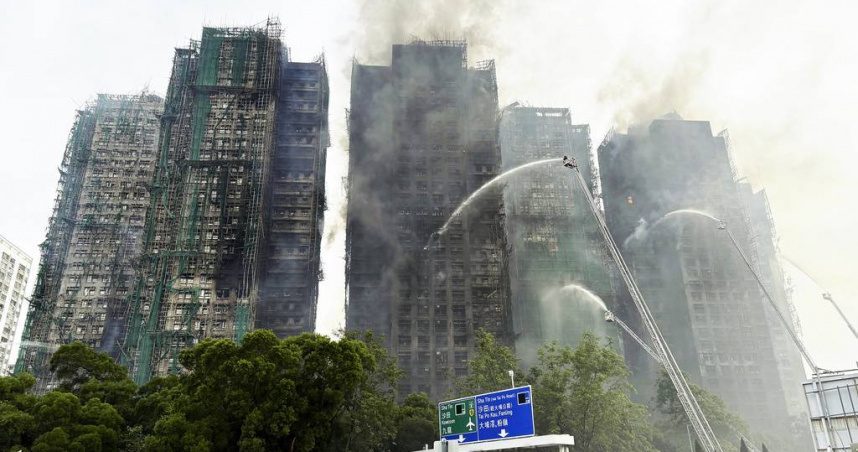 宏福苑大火現場濃煙密布，造成逾百人罹難。（圖／達志／美聯社）