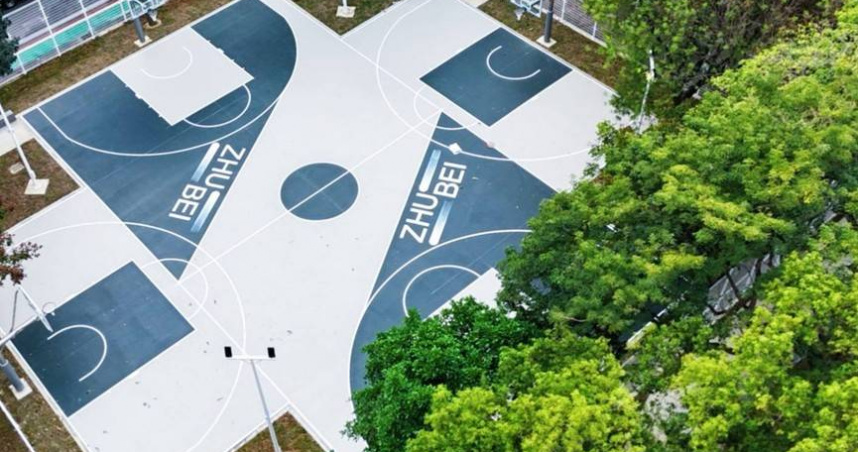 新竹縣竹北市「十字星籃球場」以四個半場拼圖而成，從空中俯瞰很是壯觀（圖／翻攝自竹北市公所媒體群組）