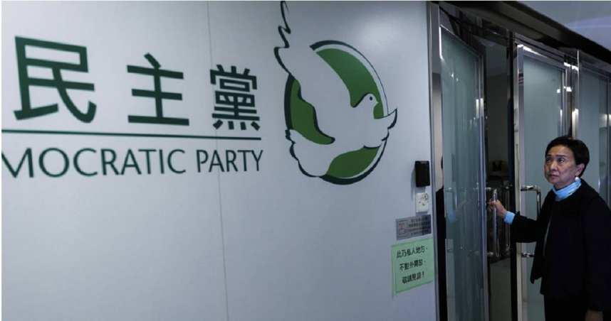 2025年4月2日，前民主黨主席劉慧卿關上民主黨辦公室的大門。（圖／達志／美聯社）