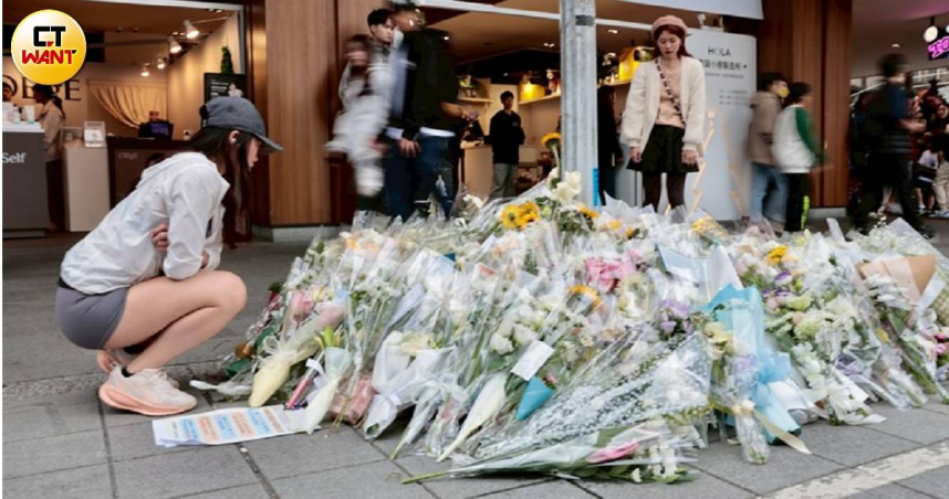 台北暴徒19日無差別攻擊引起多名傷亡事故，不少人到事發地獻花悼念亡者。（圖／黃耀徵攝）