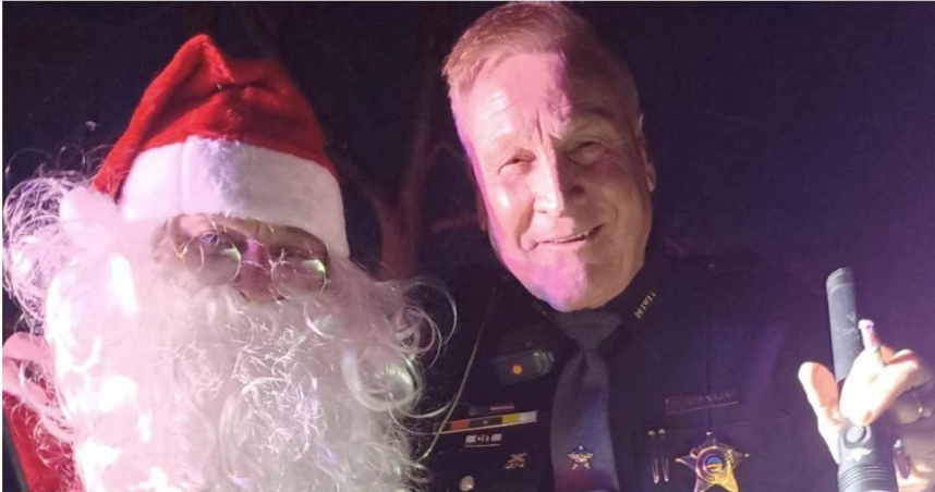 美國俄亥俄州富爾頓郡警方攔查一輛超速車輛，赫然發現車內乘客竟打扮成聖誕老人與聖誕老婆婆，畫面十分逗趣。（圖／翻攝自富爾頓郡警長辦公室，下同）