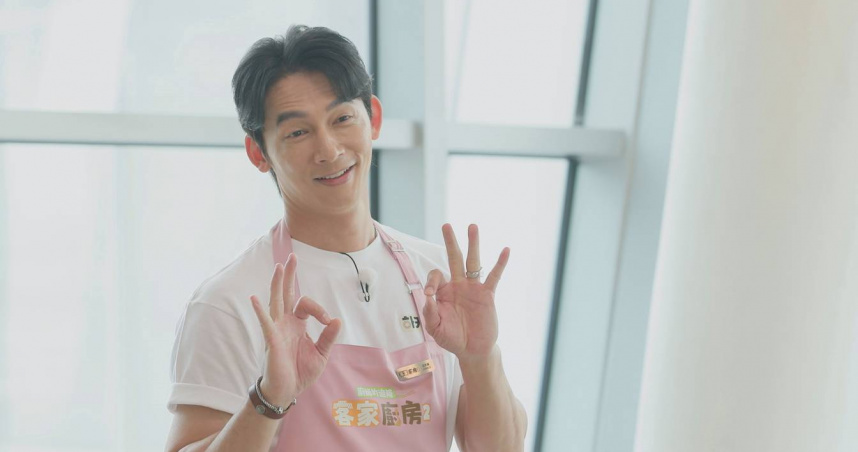 外場組温昇豪使出渾身解數，積極推銷菜單。（圖／客家電視台提供）