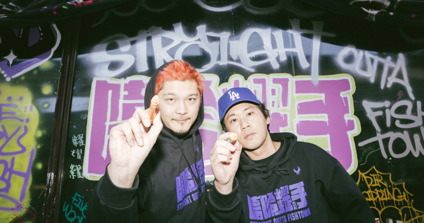 LEO王（左）跨界挑大樑認沒自信，與黃迪揚（右）之間的即興反應，讓他逐漸感受到表演的魅力。（圖／英傑哆影業股份有限公司提供）