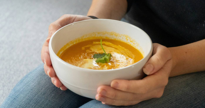 營養師表示，喝「熱湯」比喝「熱水」更能保暖。（示意圖／unsplash）