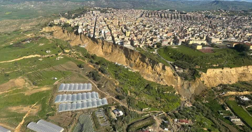 義大利南部近日遭颶風「哈里」重創，西西里島山城尼斯切米（Niscemi）發生大面積邊坡崩塌。（圖／翻攝自臉書公開社團，ANNUNCI - Niscemi e Dintorni）