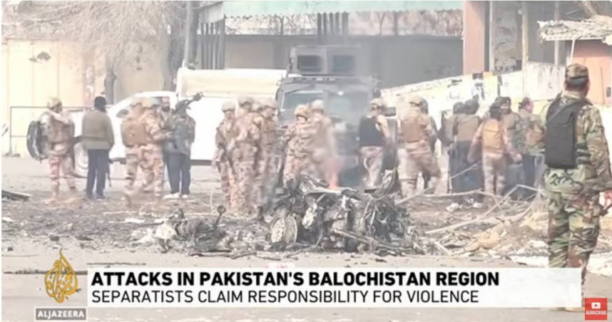 在俾路支省首府奎達（Quetta），警察局外可見被燒毀的車輛、佈滿彈孔的門扉。（圖／翻攝自YouTube／Al Jazeera English）