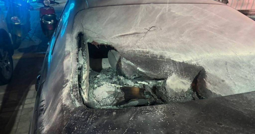 蔡姓男子18日晚間在林邊火車站旁丟汽油彈縱火，導致4車遭波及，又到附近超商搶劫，檢方複訊後向法院聲請羈押。（圖／翻攝畫面）