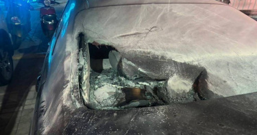 蔡姓男子18日晚間在林邊火車站旁丟汽油彈縱火，導致4車遭波及，又到附近超商搶劫，檢方複訊後向法院聲請羈押。（圖／翻攝畫面）