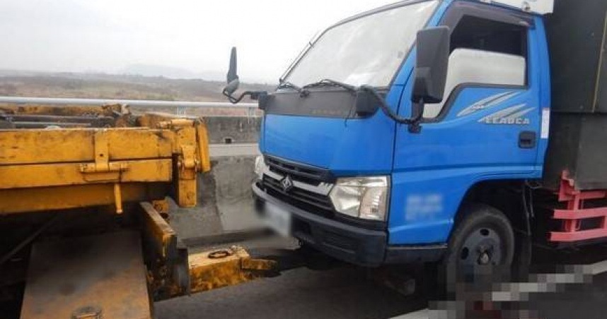 拖吊救援瞬間遭撞飛。（翻攝畫面）