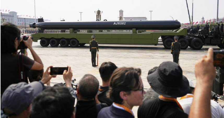 中國曾在去年「九三閱兵」中展示超大型無人潛航器「AJX002」。（圖／達志／美聯社）