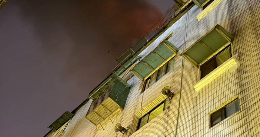 中和一處五樓公寓昨晚發生火警。（圖／翻攝畫面）