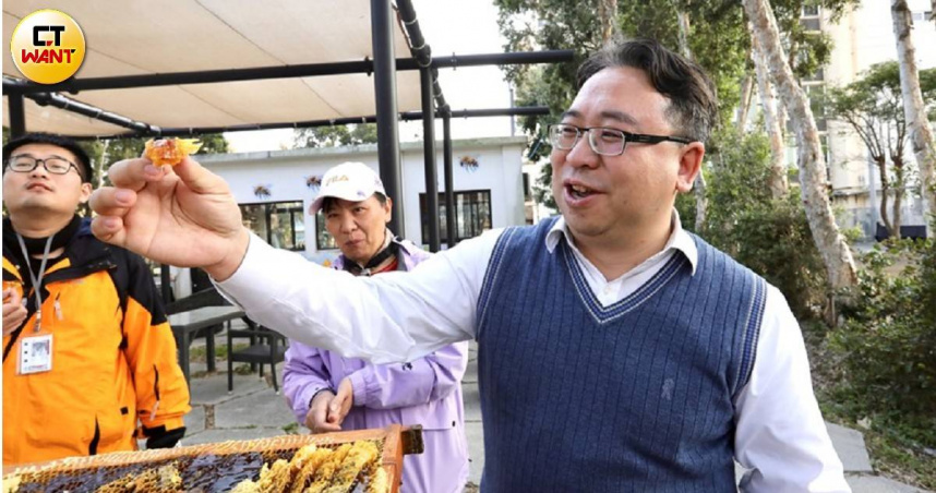 法務部次長黃世杰（圖）勤跑地方不間斷。如今獲民進黨徵召選2026年底桃園市長，地方評價為穩健好牌。（圖／方萬民攝）