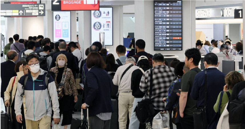 日本東京羽田機場陷入混亂。（圖／達志／美聯社）