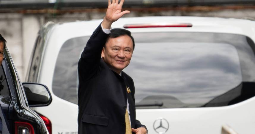 泰國前總理戴克辛將於5月11日提前獲釋，但假釋期間仍須配戴電子腳鐐，引發外界關注其後續政治動向。（圖／達志／美聯社，下同）