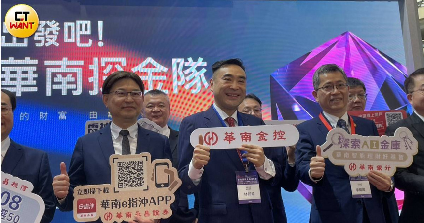 華南永昌證券內部人事異動，從董事長、總經理到多名一級主管副總級皆是空降，讓許多華南基層人員感到積極打拼努力可能也是枉然。圖中為華南金控副董事長林知延，左為華南永昌證券董事長黃進明。（圖／李蕙璇攝）