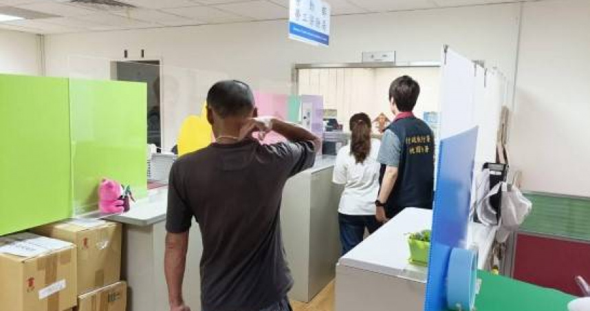黃男與其親姐至分署繳納酒駕罰緩。（圖／翻攝行政執行署桃園分署）
