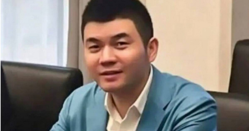 跨國犯罪集團「太子集團」的幕後核心人物胡小偉（又名胡石、胡晏銘、陳小二），已於7月29日被日本當局遣送至美國。（圖／翻攝自微博／紅星新聞）