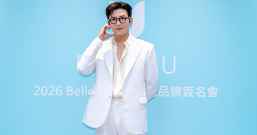 池昌旭身穿一襲白西裝現身活動。（圖／Bello U提供）