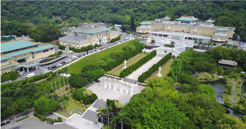台北故宮博物院研究大樓屋頂綠色琉璃瓦大面積剝落，院方已立即擬訂計畫修復。（圖／報系資料照）