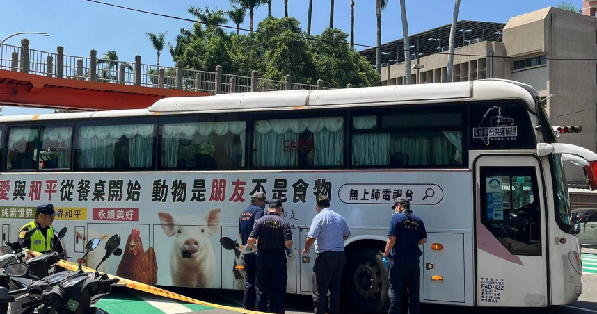 1輛國光客運行經台中市民生路、自由路一段路口右轉時，撞上1名67歲新加坡籍女性遊客。（圖／翻攝自臉書，台中市議員黃守達）