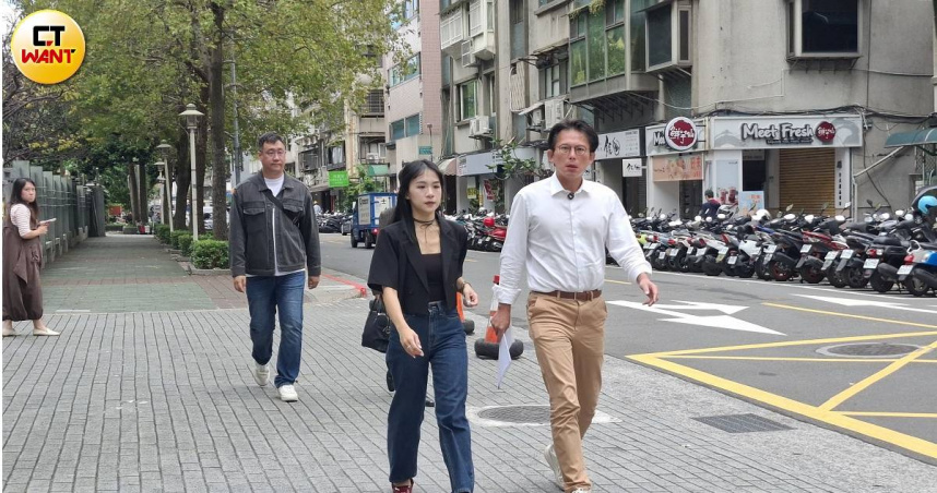 黃國昌日前才赴北檢提告民眾黨遭駭客攻擊，孰料昨天深夜駭客再度發動攻擊，導致網站被迫關閉，今天上午黃國昌再赴刑事局提告。（圖／李俊賢攝）