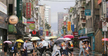 清晨大雨「用倒的」狂襲全台 北北基16縣市豪、大雨特報