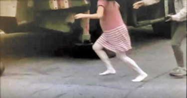 無力回天!眼見2歲女兒被捲入輪下 懷孕媽媽赤腳驚惶奔救