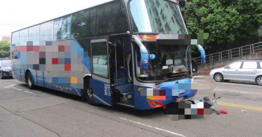 婦人騎車迴轉未注意 遭遊覽車捲車底當場慘死