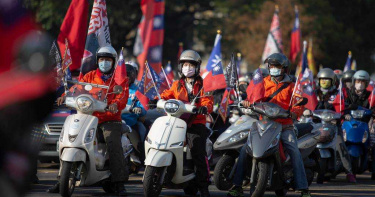 不畏寒!逾百輛國旗機車隊繞行高雄市區反萊豬