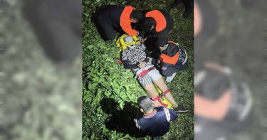 竹山鎮歹徒搶銀樓金飾，跳入街仔尾溪反而被逮。（民眾提供／廖志晃南投傳真）