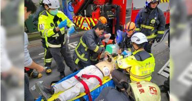 張男當時駕駛著堆高機，要準備開上貨車後斗，不明原因突然翻覆，連人帶車一起墜落。（圖／警方提供）