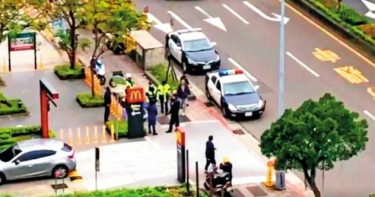 跟蹤妻見曖昧男打翻醋醰 人夫鎖喉小王