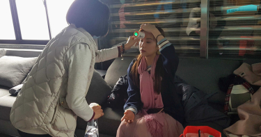 武漢肺炎/劇組先量體溫再上工 李維維口罩不離身