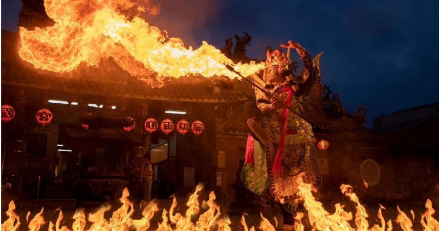 高雄青年謝岳鵬，是台灣知名火舞表演者。他2024年底透過臉書接受海外表演邀約，在耶誕節搭機前往泰國，沒想到卻淪為跨國詐騙集團的誘騙受害者。（圖／翻攝FB／謝岳鵬（謝小鬼））