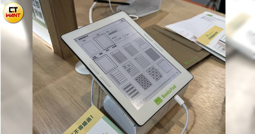 博客來推出的電子書閱讀器「BooksPad」在書展中大受歡迎，每日預購量均破百台。（圖／劉芯衣攝）